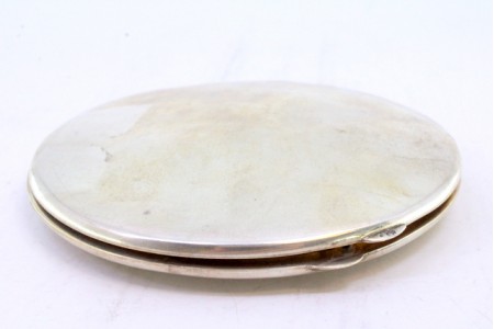 Caixa de toilette em prata lisa com espelho e rede no interior, tampa basculante.